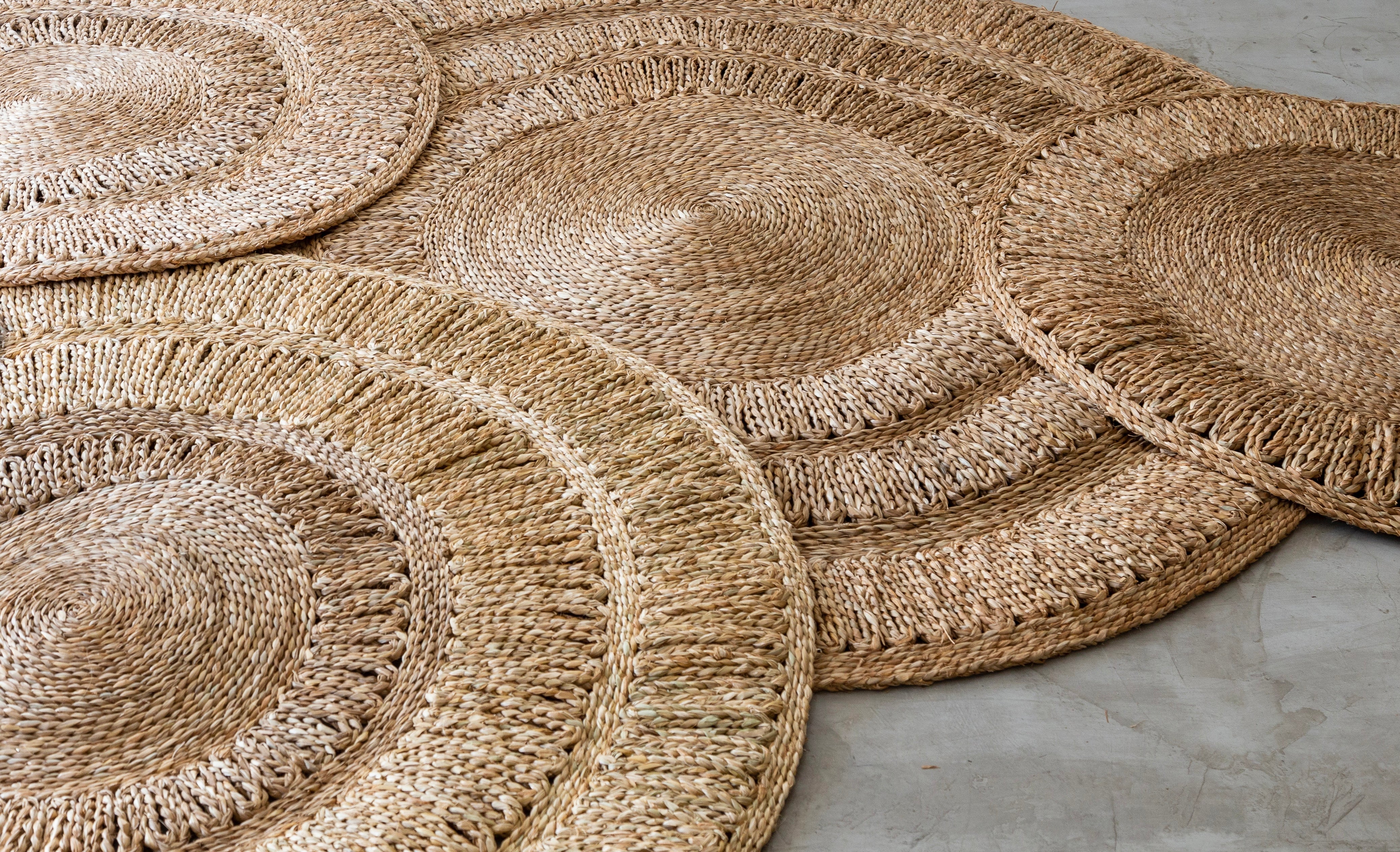 Capim D`água é uma série especial de tapetes de taboa produzidos por artesãos tradicionais no Delta do Rio Parnaíba, Piauí. A taboa é uma planta aquática que cresce nas margens de rios e alagados nesta região do Brasil.