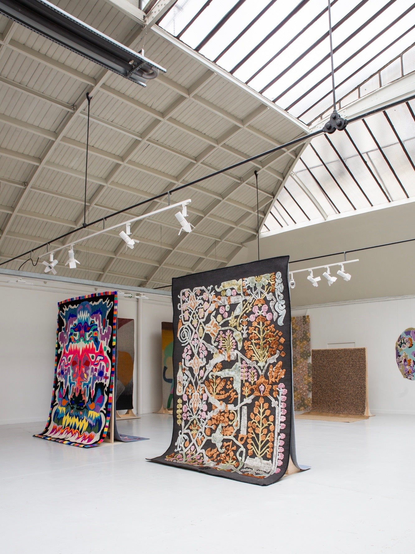 Ambiente da exposição Carpet Diem Paris com peça da Leva Oficina