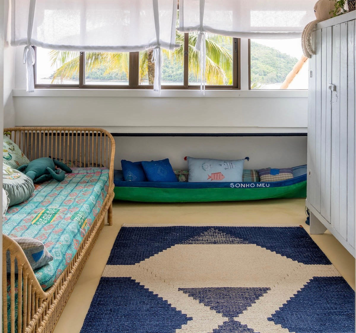 Decoração brasileira com tapete artesanal azul e branco