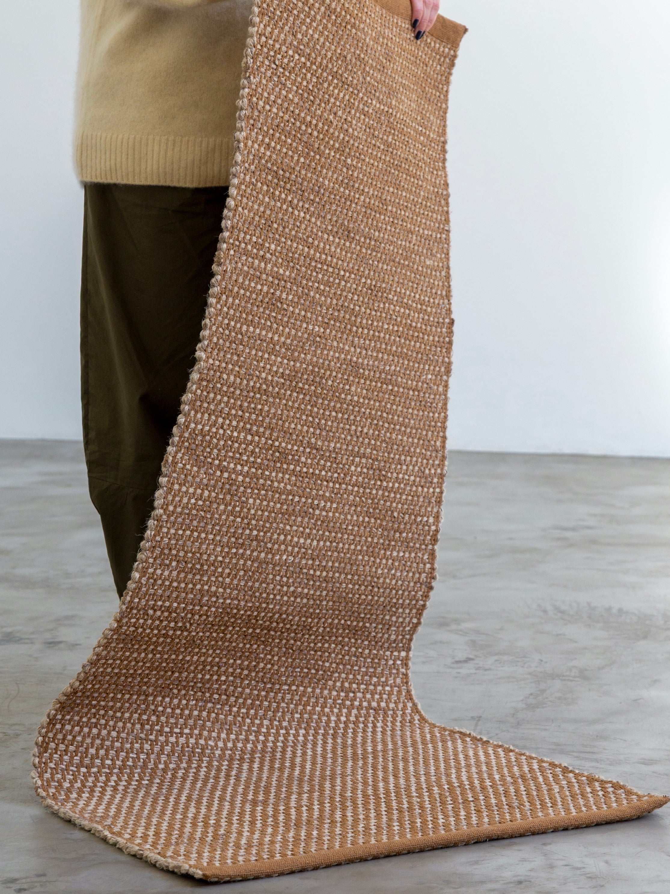 Detalhe da trama artesanal da Passadeira Milah camelo em juta natural e algodão.