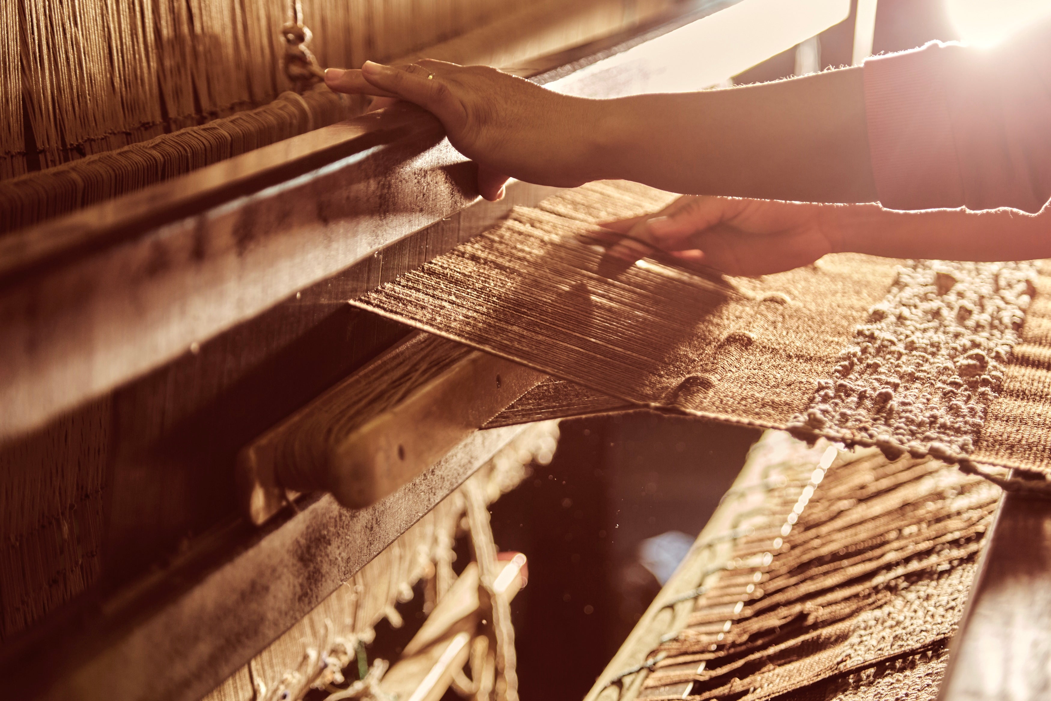 Tapeçaria artesanal em tear manual com trama feita à mão.