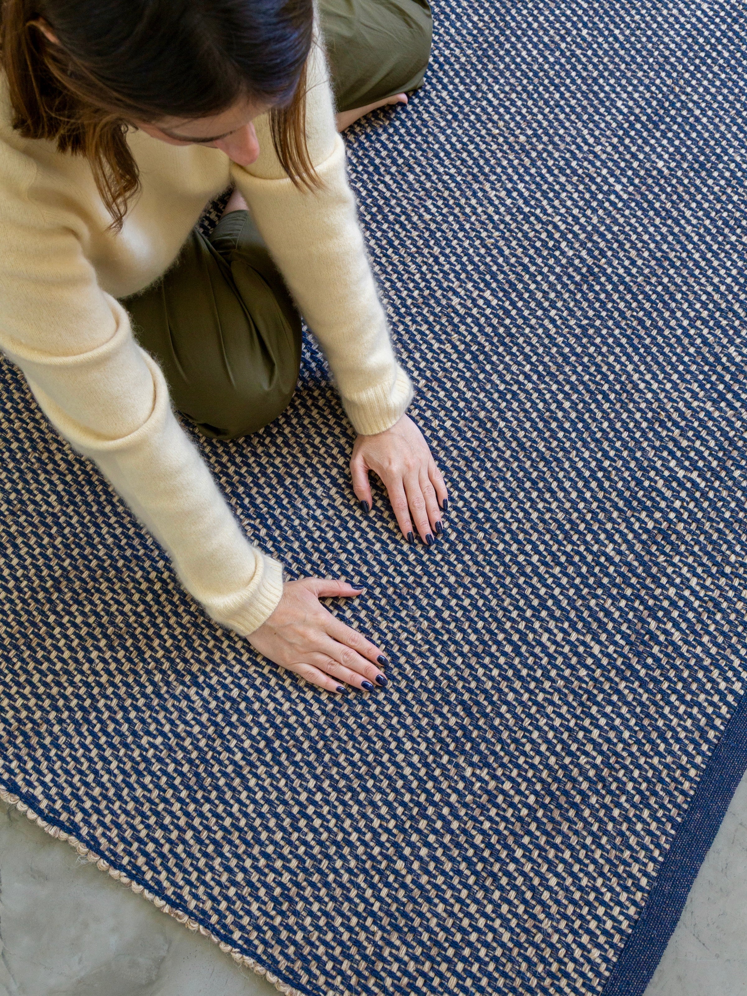 Textura do Tapete Milah azul-marinho produzido artesanalmente em juta e algodão.