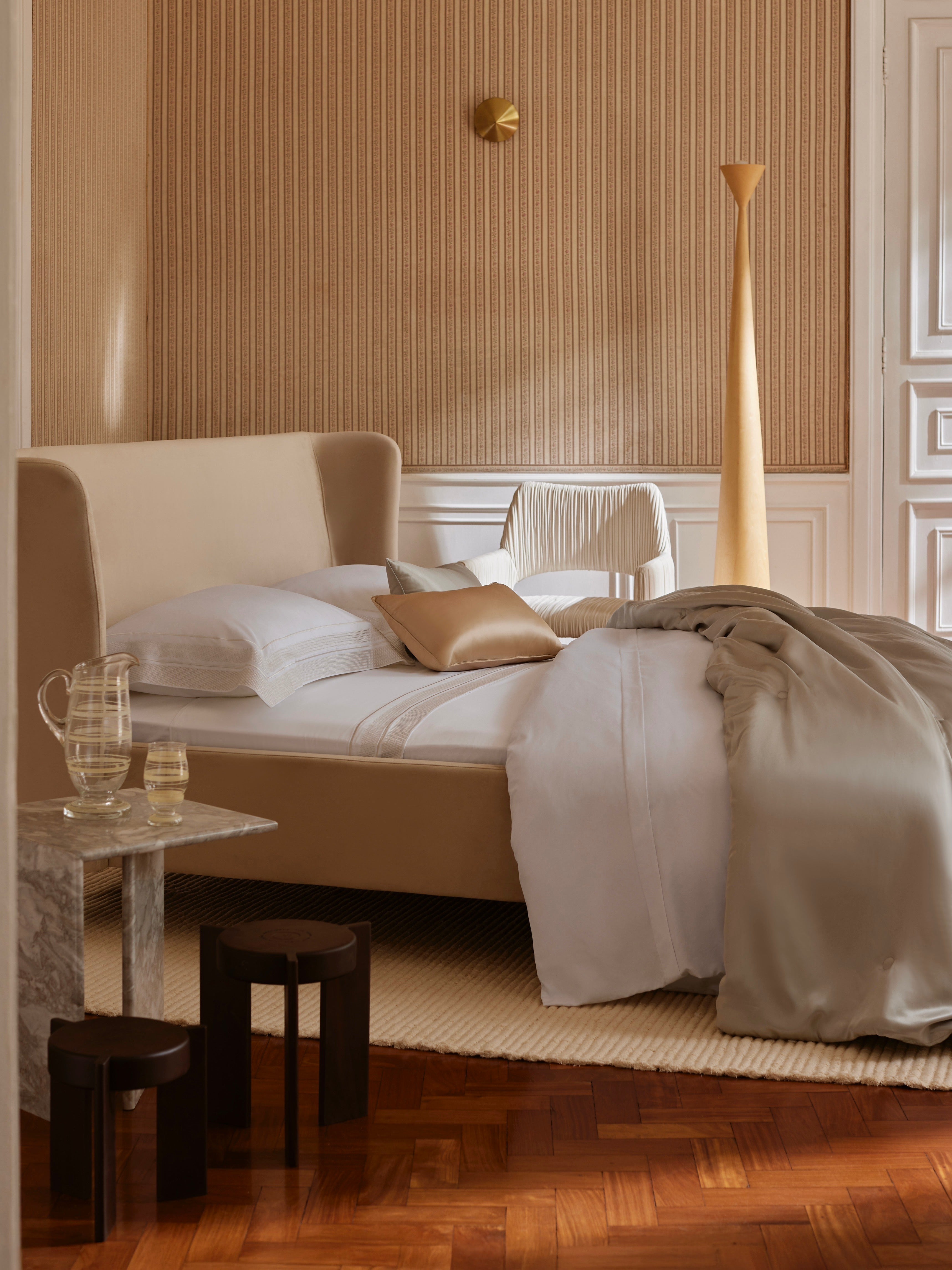 Tapete artesanal sob cama king size em quarto contemporâneo