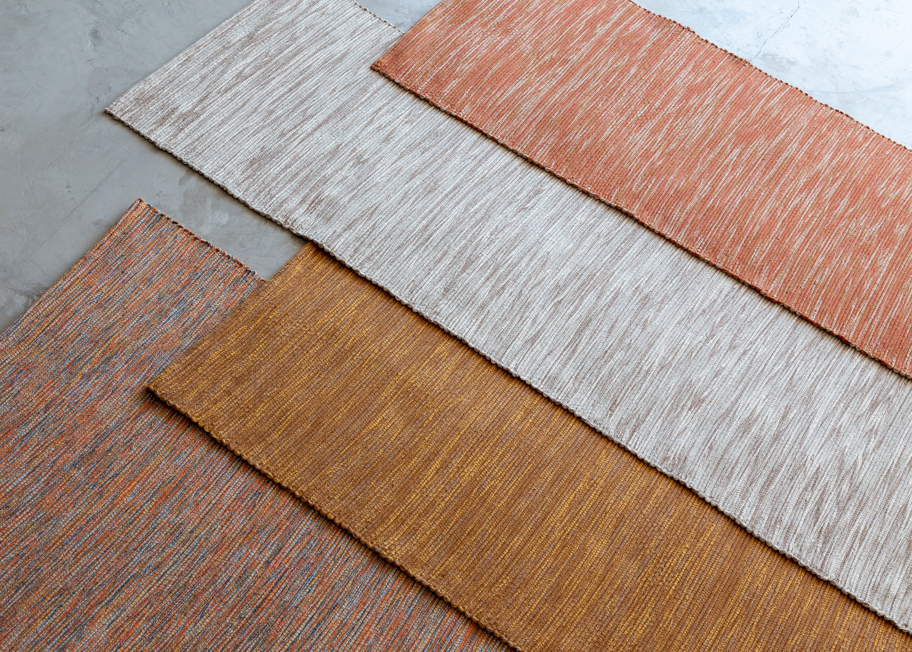 Mika é uma série de tapetes artesanais com trama mesclada em algodão, garantindo uma textura flat e macia. Tapete lavável, resistente e prático para o dia a dia.