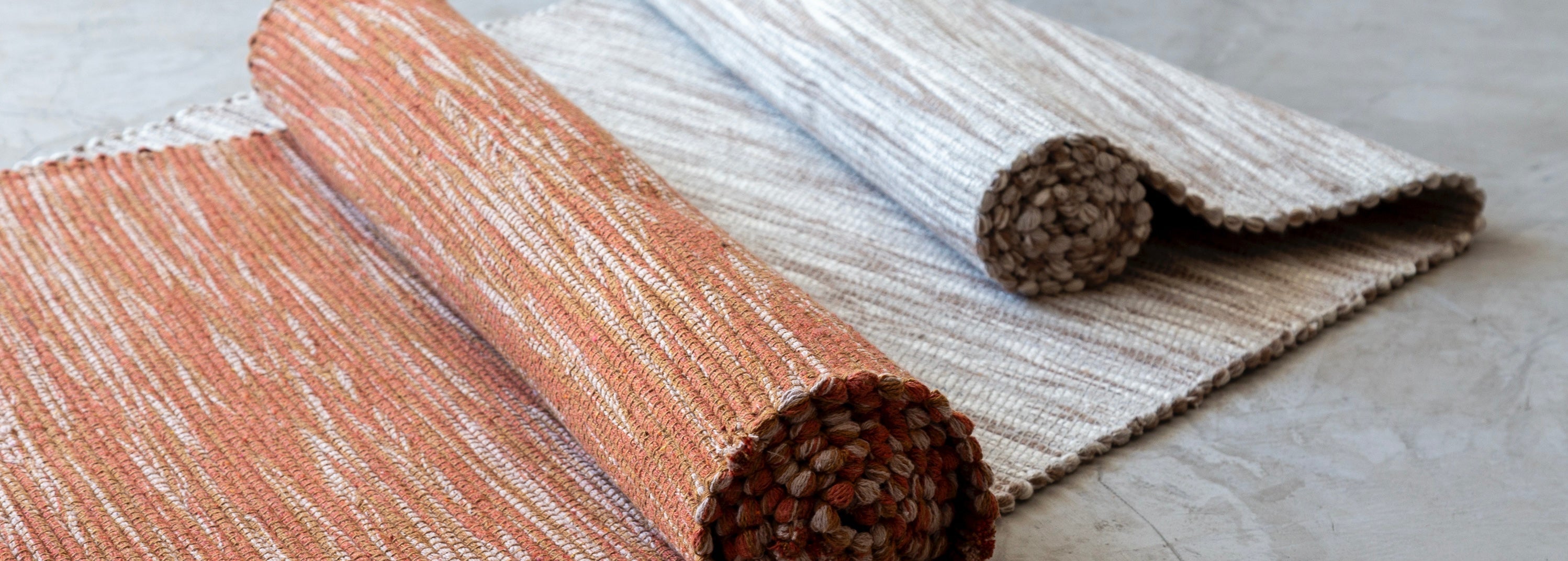Mika é uma série de tapetes artesanais com trama mesclada em algodão, garantindo uma textura flat e macia. Tapete lavável, resistente e prático para o dia a dia.