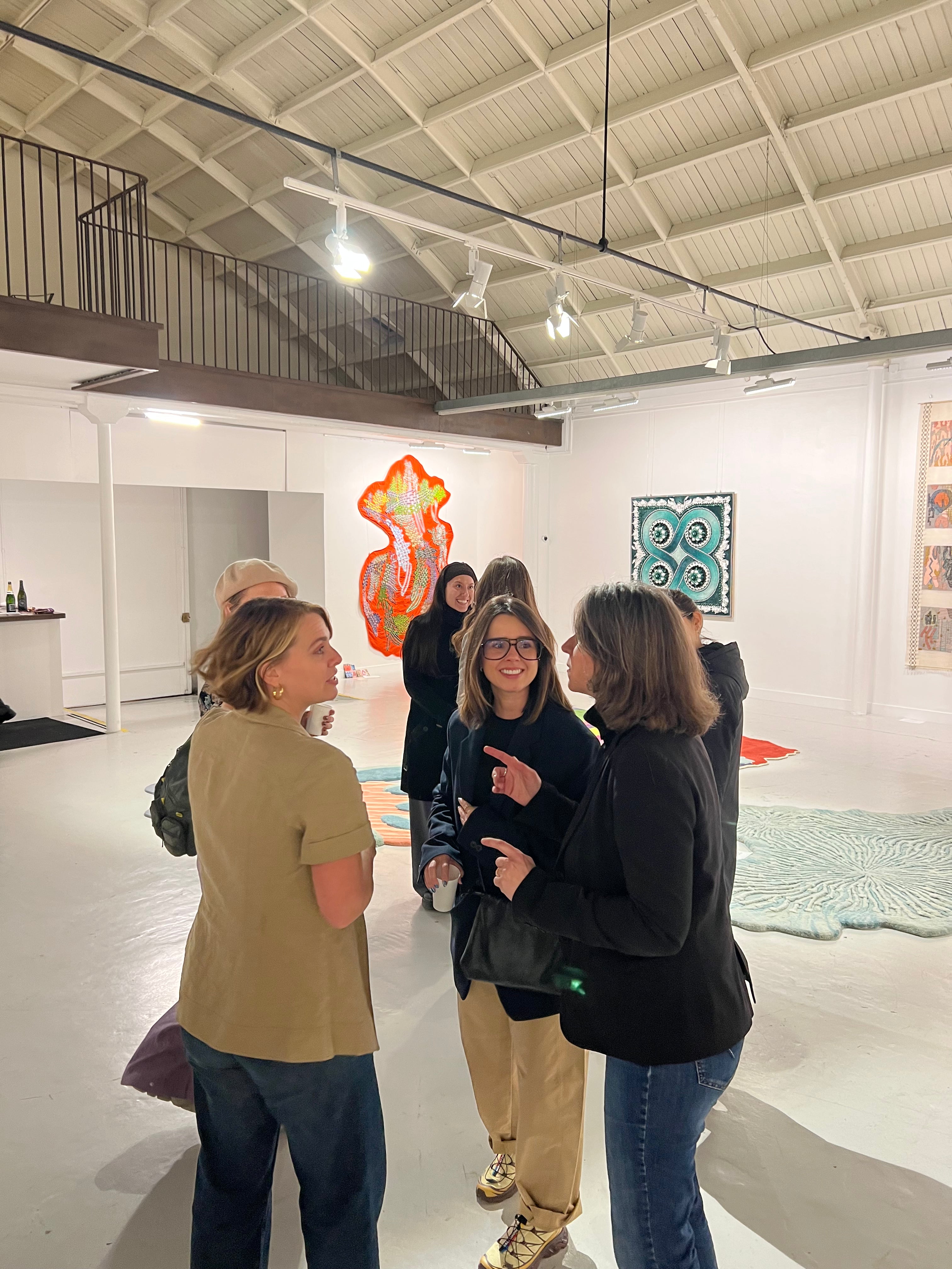 Leva Oficina apresenta tapete artesanal brasileiro em Paris para visitantes e designers