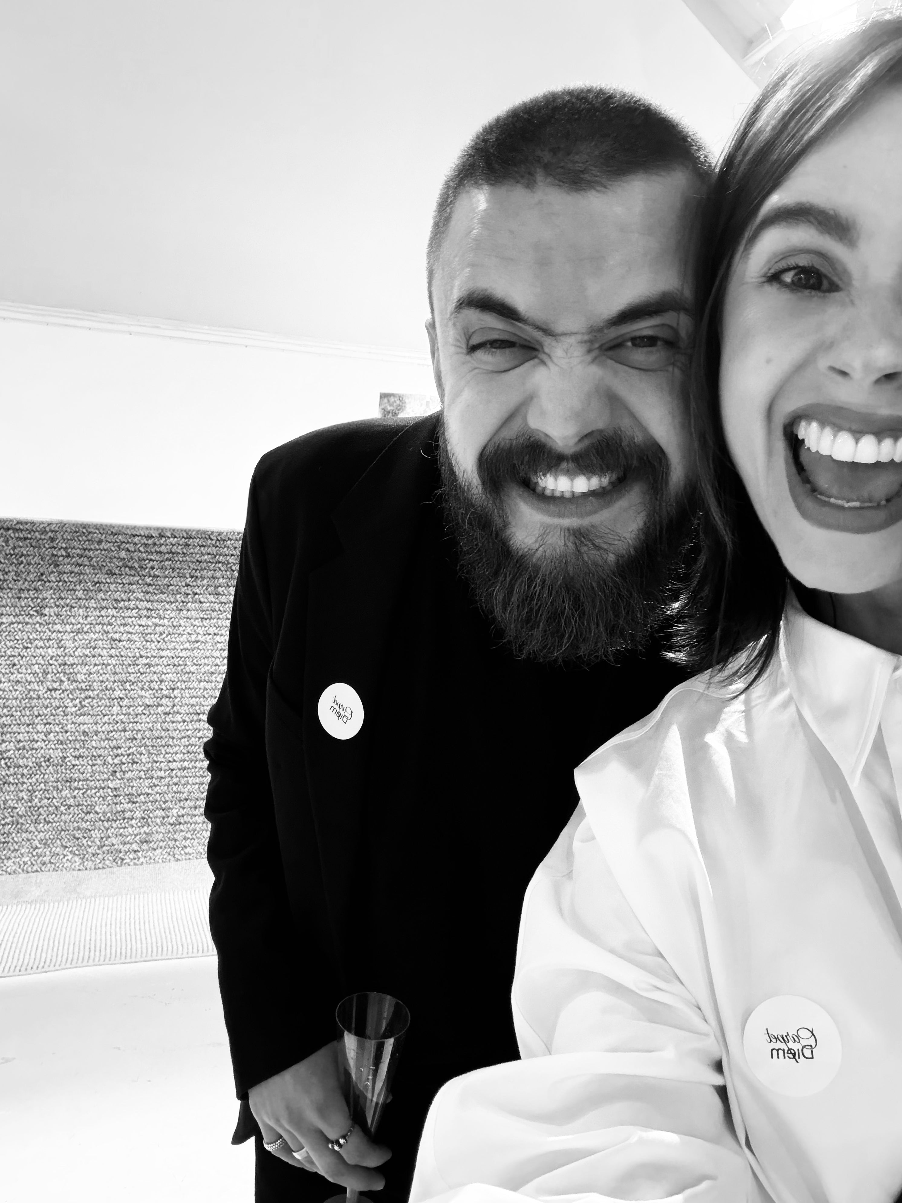 Os fundadores da Leva Oficina comemoram a participacao do tapete origem em Paris