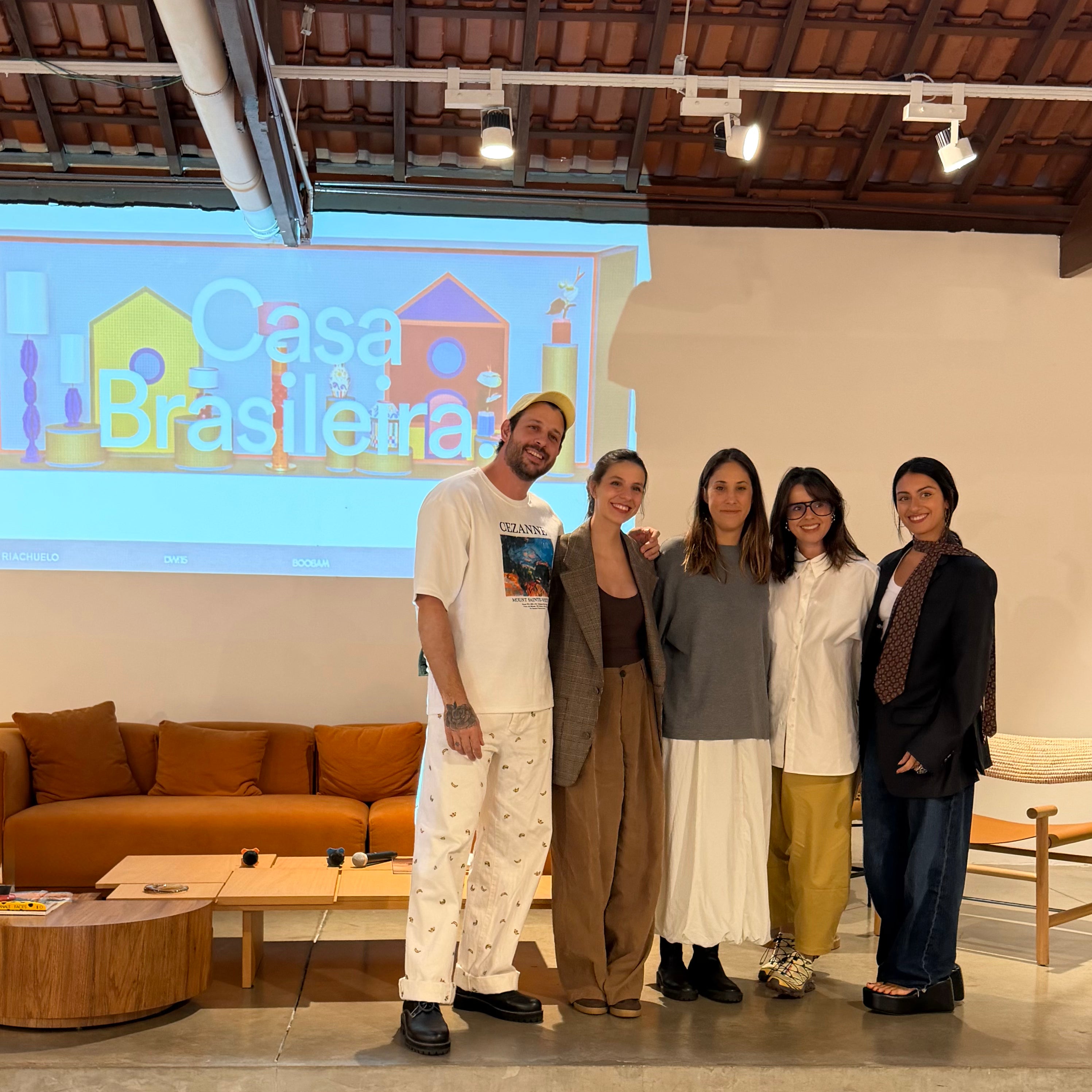 Participantes do bate-papo da exposição Casa Brasileira, realizada pela Boobam durante a DW! SP 2026.