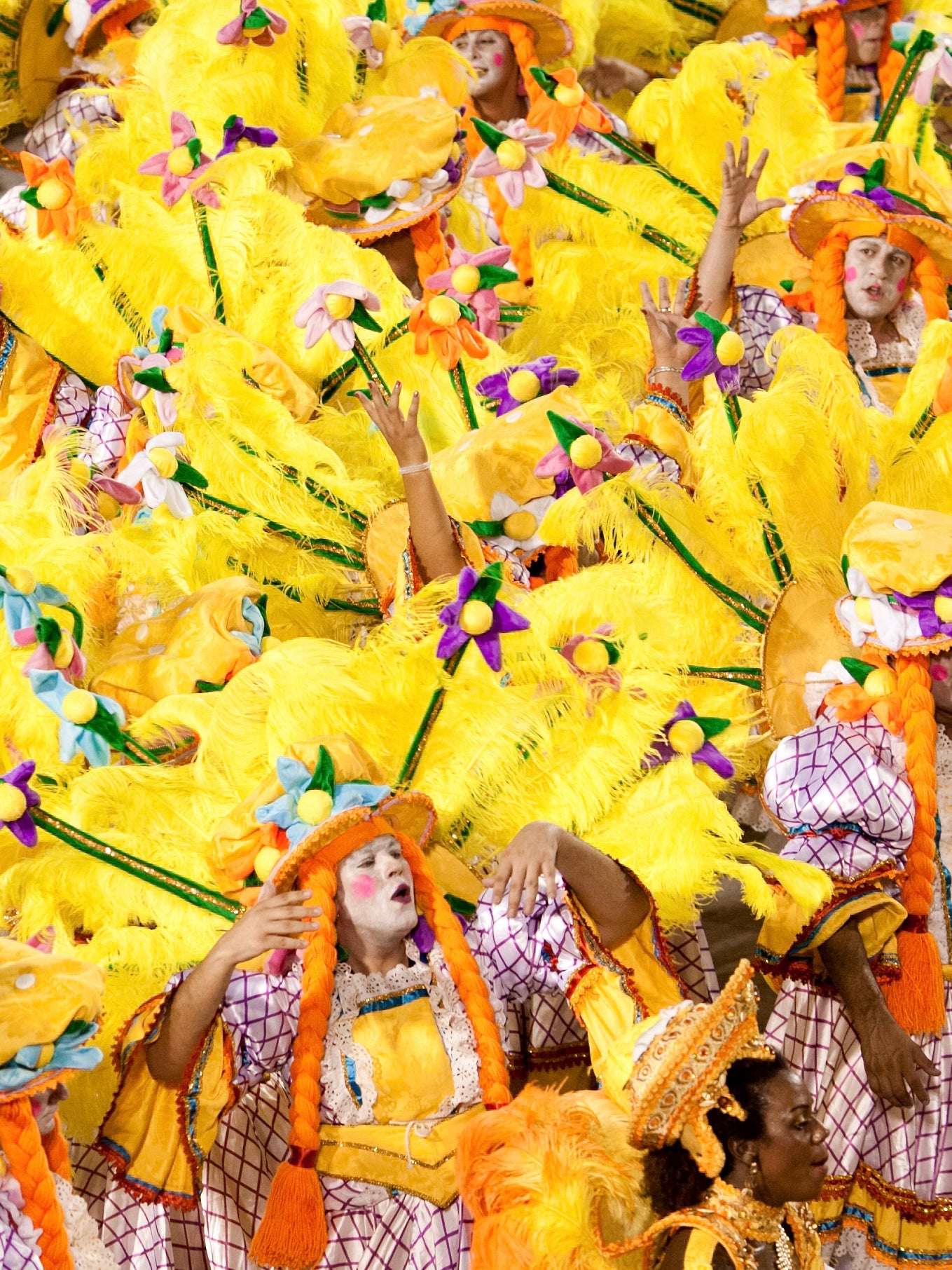 Fantasias e alegorias de Carnaval com cores, materiais e processo de criação coletiva