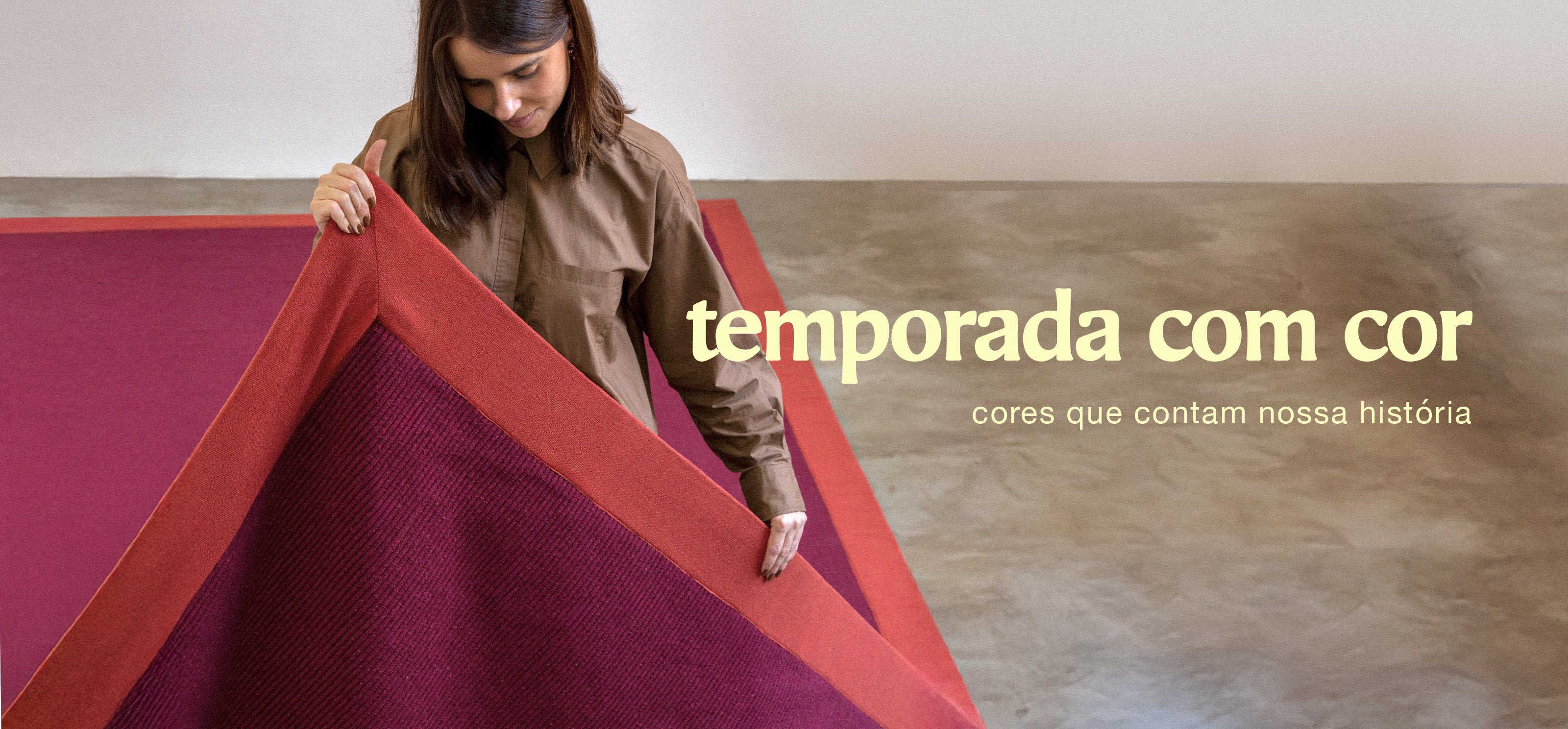 Tapete Duo Borda da Leva Oficina nas cores vinho e terracota, apresentado em ambiente contemporâneo na campanha Temporada com Cor.