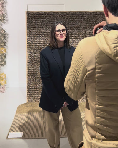 Designer Nadia Resende da Leva Oficina apresenta o tapete origem na Exposição Carpet Diem durante a Art Basel Paris 