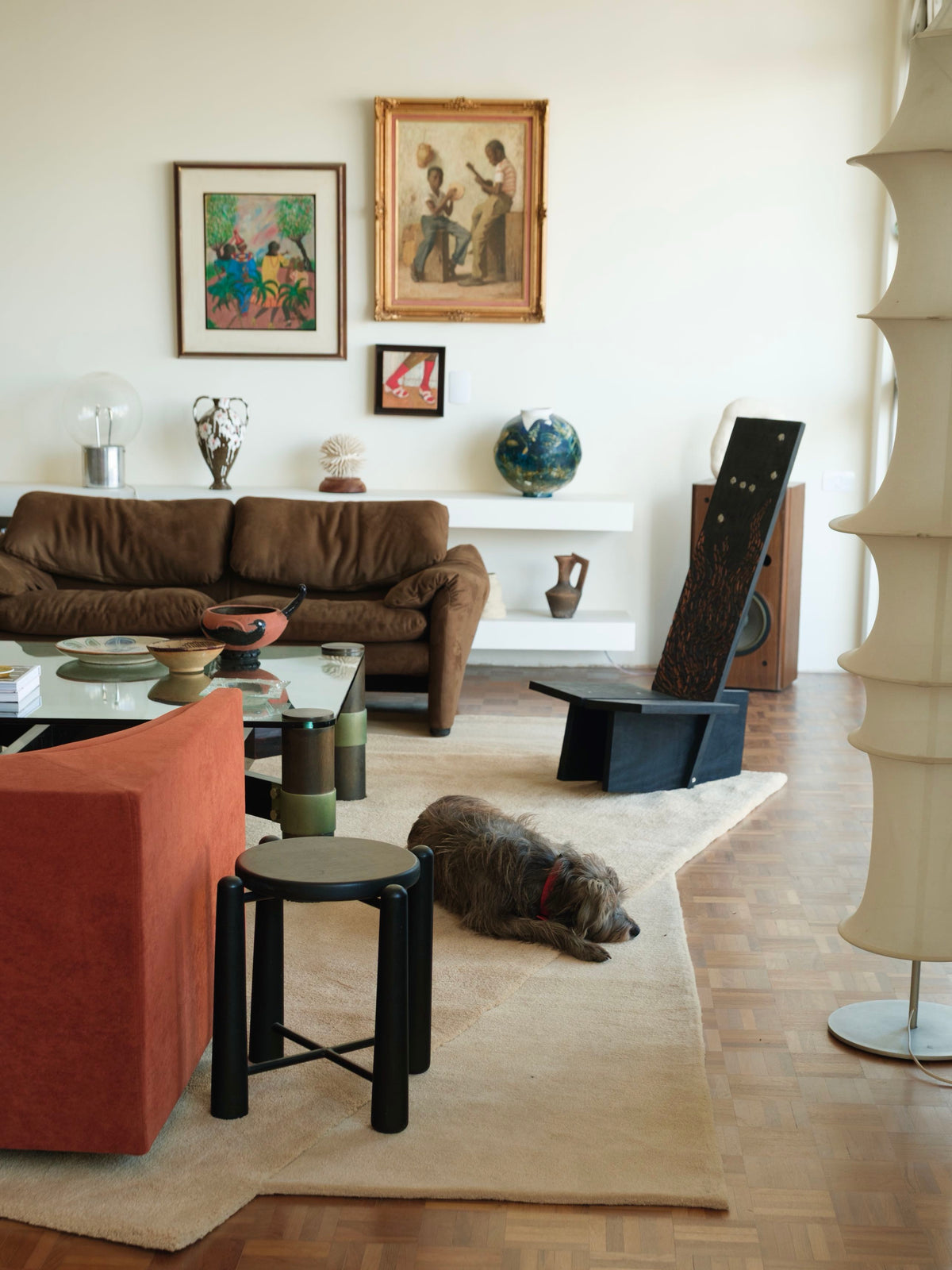 Tapete Desencontro 01 da Leva Oficina em tom claro, com cachorro deitado entre os móveis da sala.