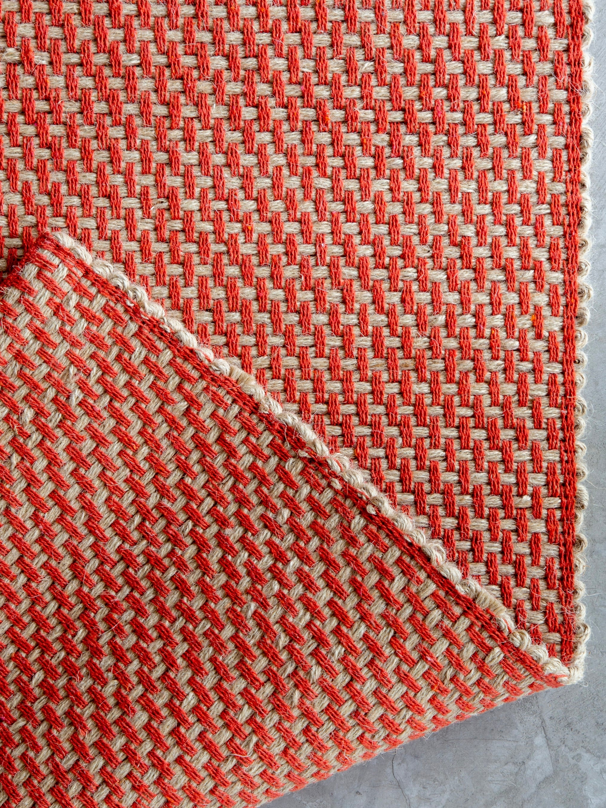 Detalhe da trama do Tapete Milah terracota produzido em juta e algodão.