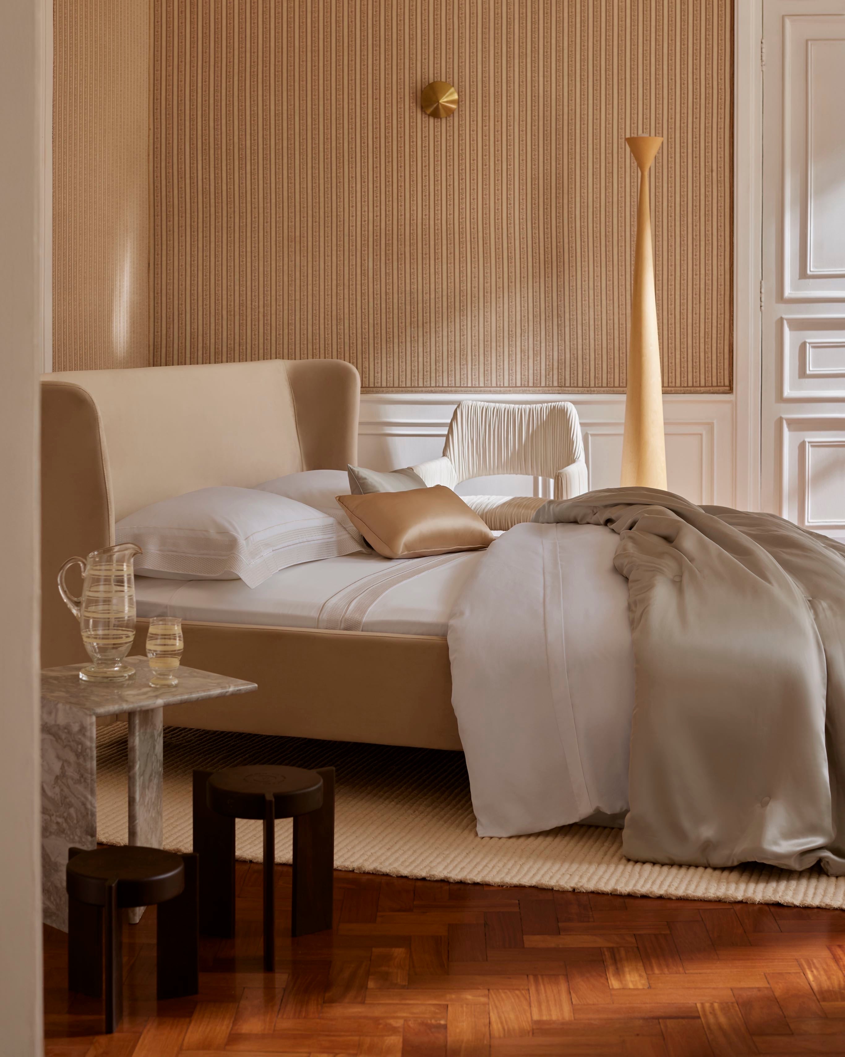 Tapete artesanal sob cama king size em quarto contemporâneo
