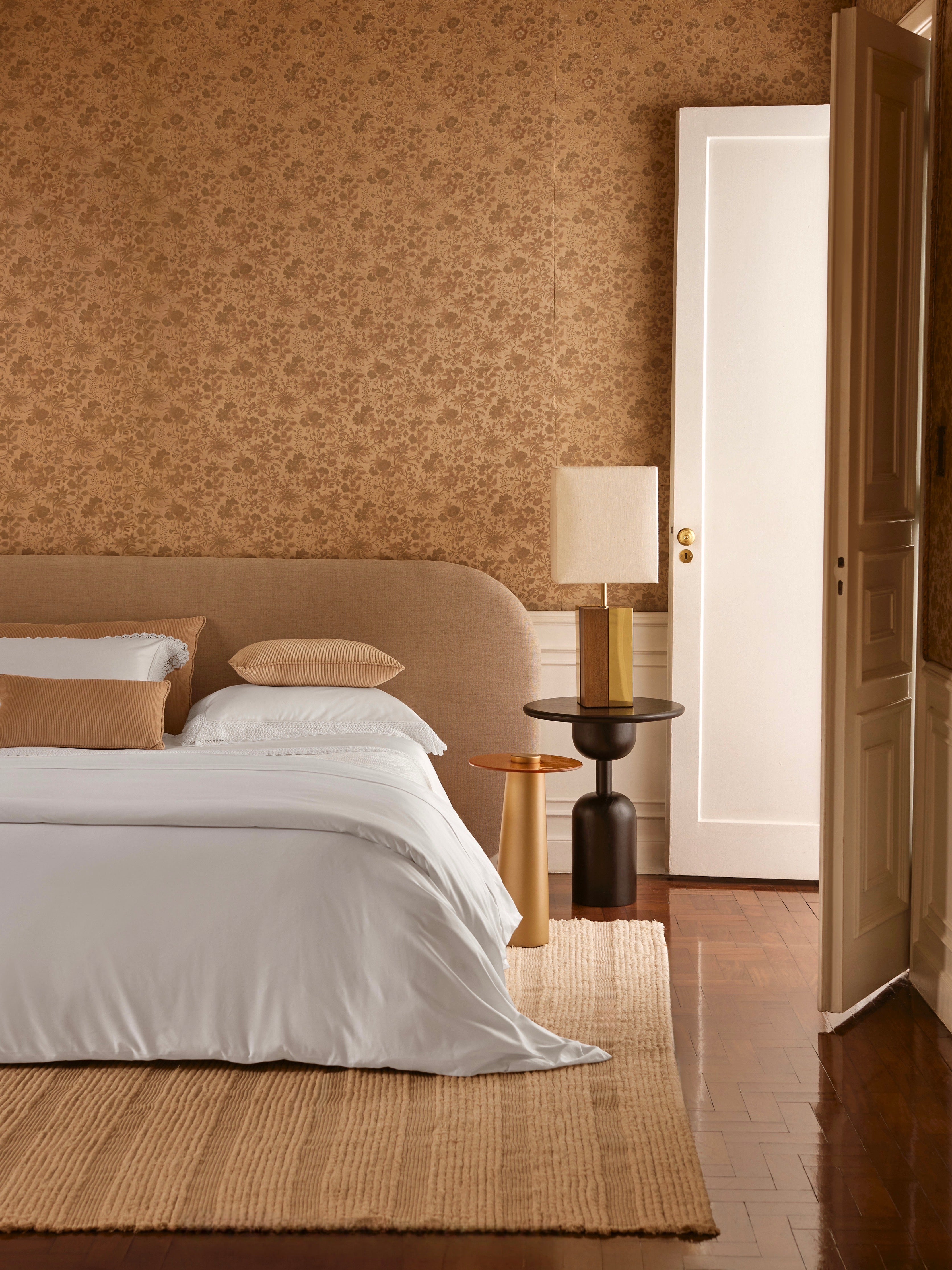 Quarto com tapete em fibra natural e cama de casal