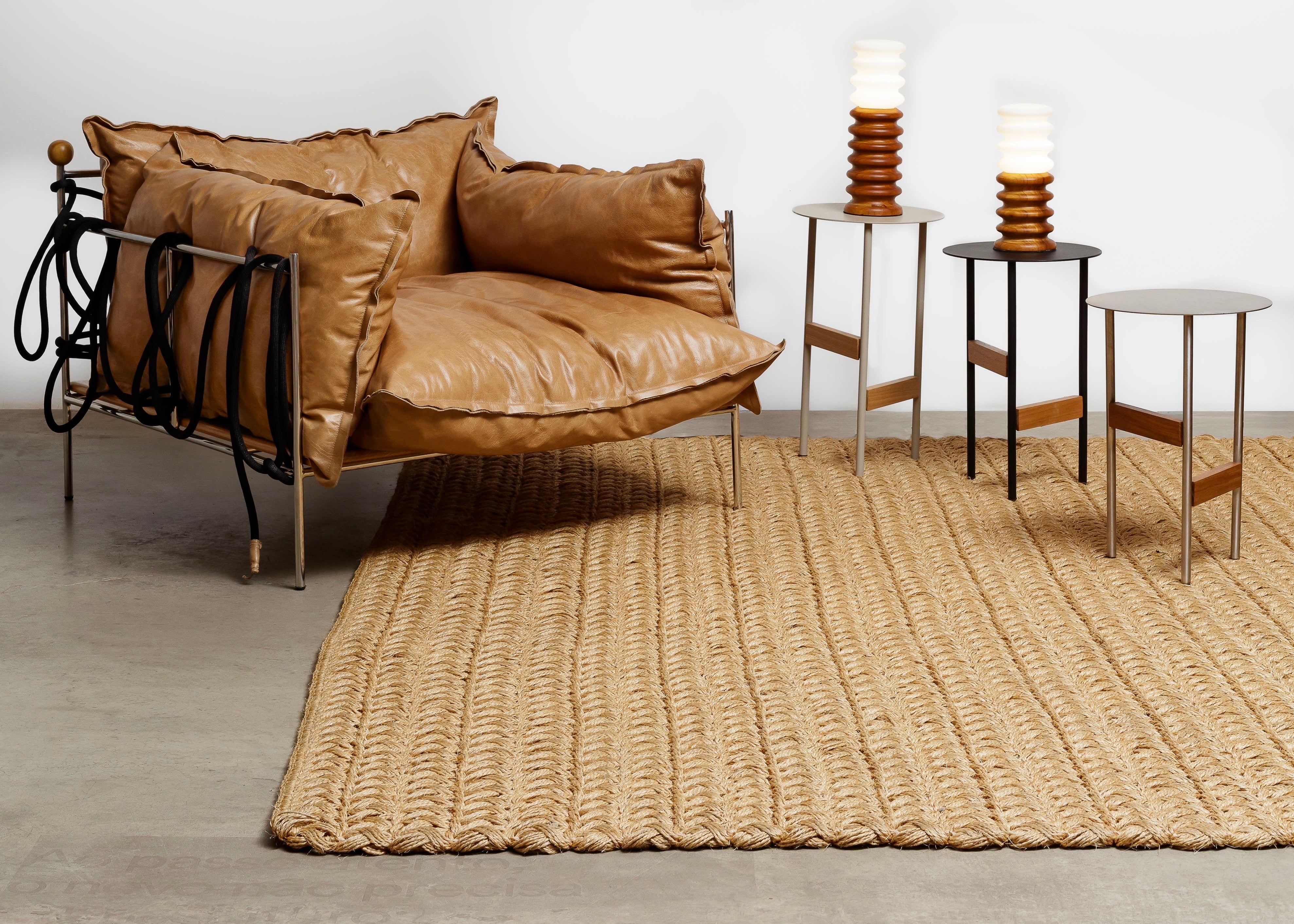 Tapeçaria artesanal em sisal com textura natural e trama marcada.