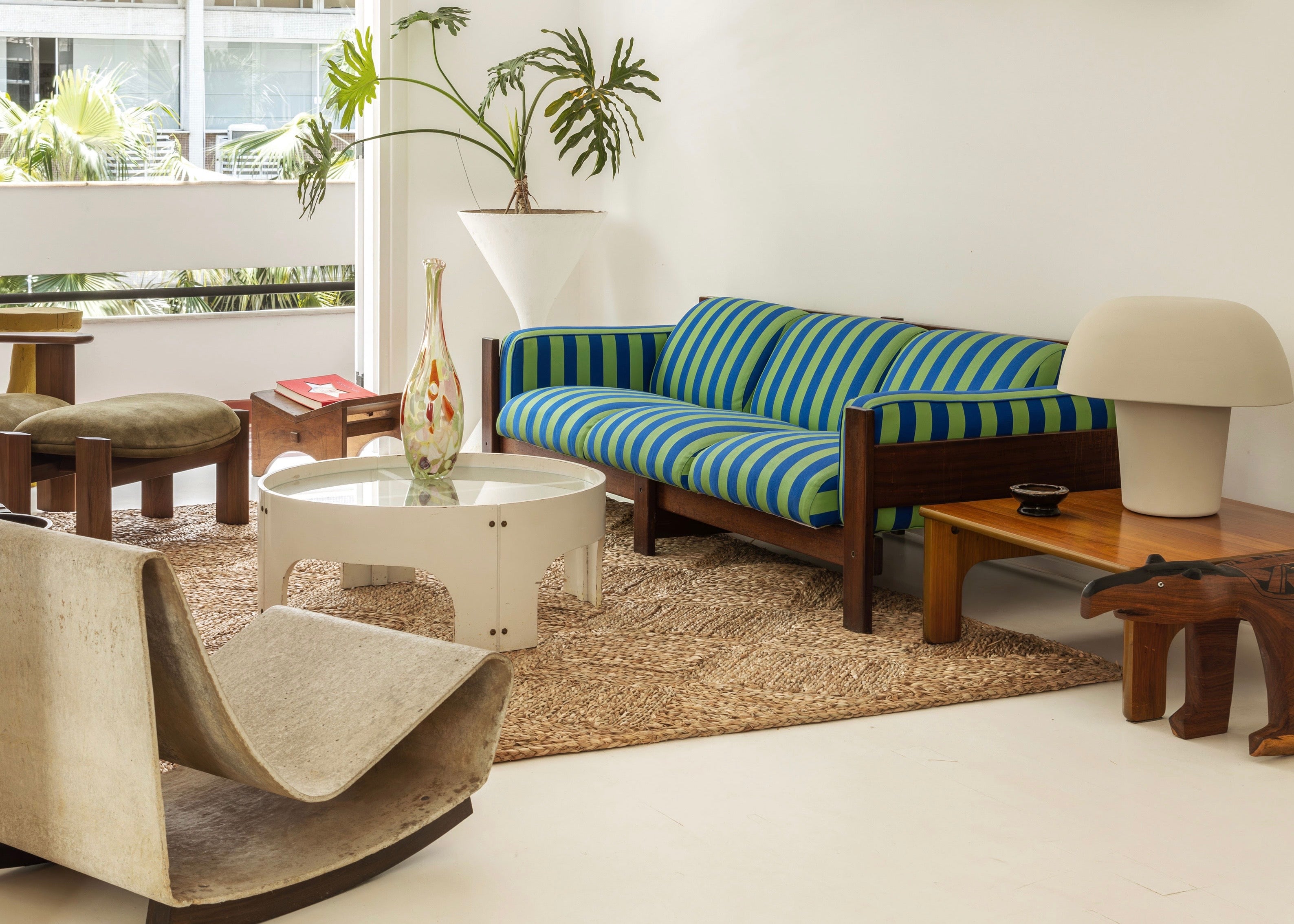 Tapeçaria artesanal em taboa em sala com design brasileiro.